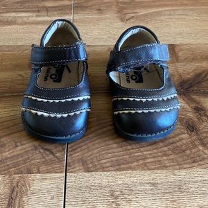 See Kai Run shoes, size 4, brown faux leather